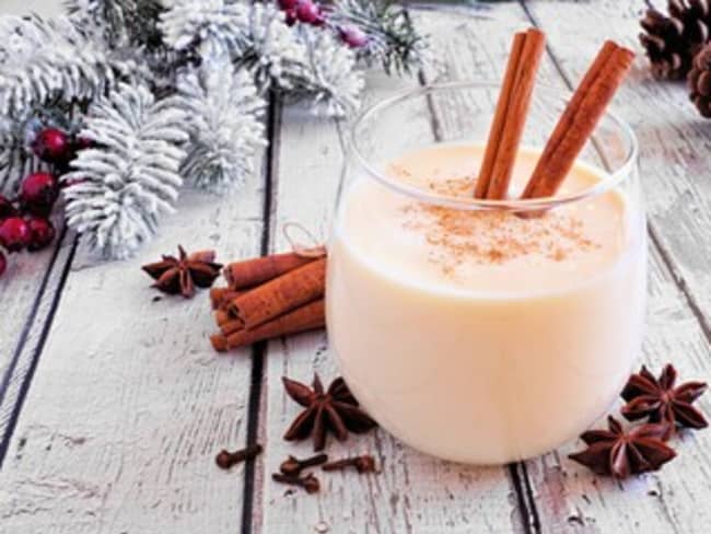 Verre de lait de poule et batons de cannelle