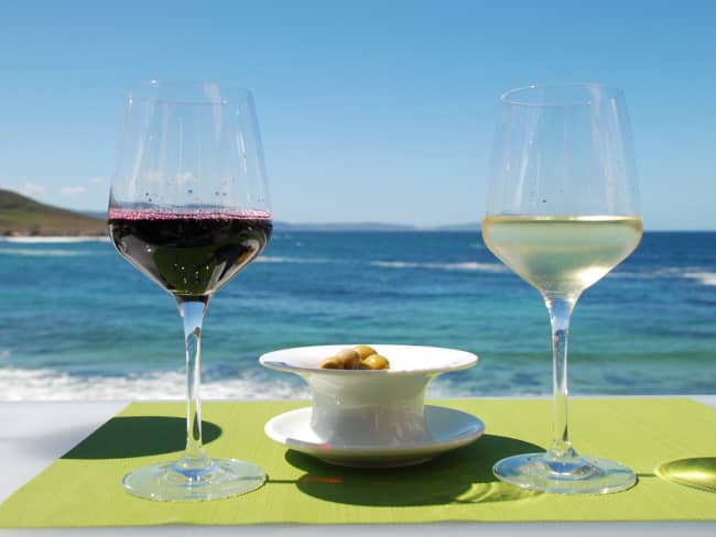 Verre de vin rouge et verre de vin blanc