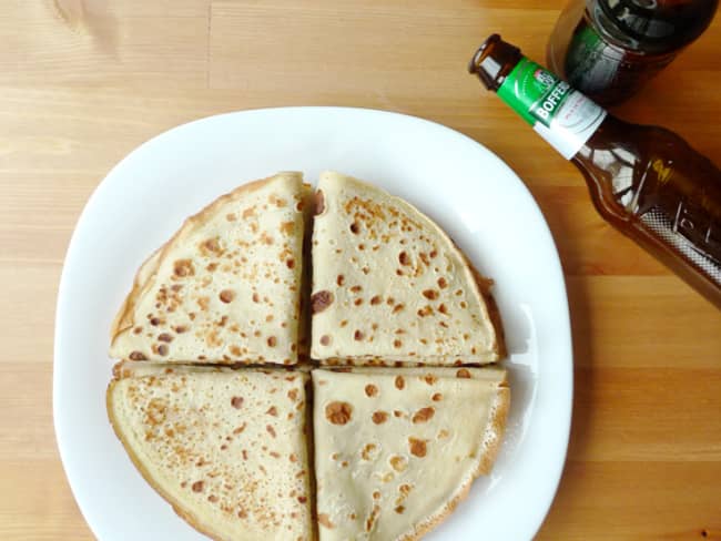 Piles de crêpes pliées en 4 et bouteille de bière