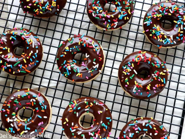 Donuts américains au chocolat et vermicelles colorés