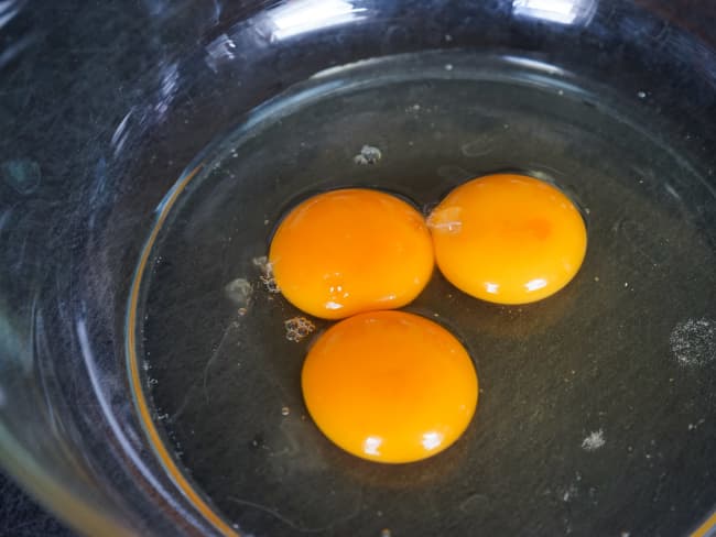 Oeufs entiers dans un saladier
