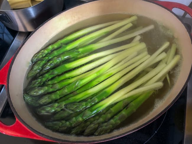 Asperges vertes dans une cocotte