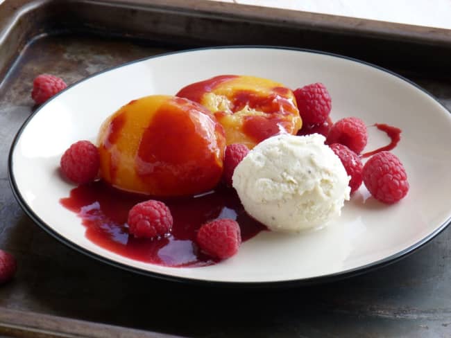 Pêche melba sur assiette à dessert