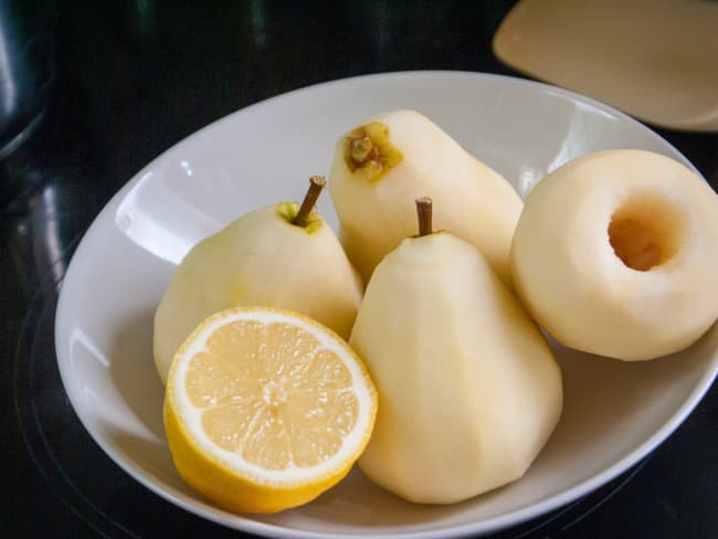 Poires entières épluchées