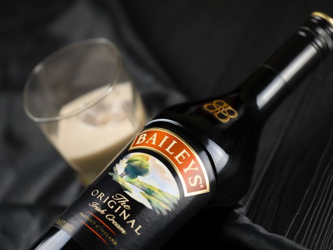 Bouteille et verre de Baileys