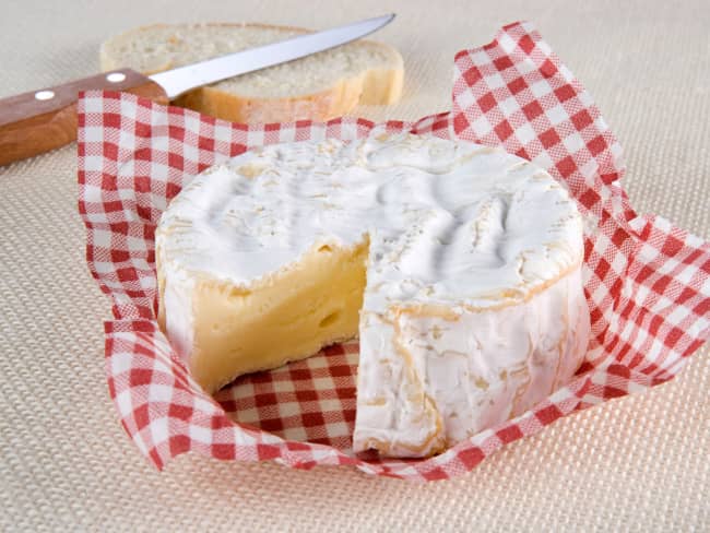Camembert entamé sur papier vichy rouge