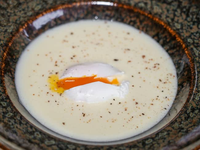 Soupe à l'ail et oeuf poché