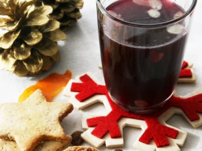 Tasse de vin chaud et décor de noël