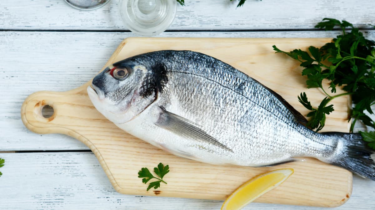 Dorade fraîche sur planche de bois