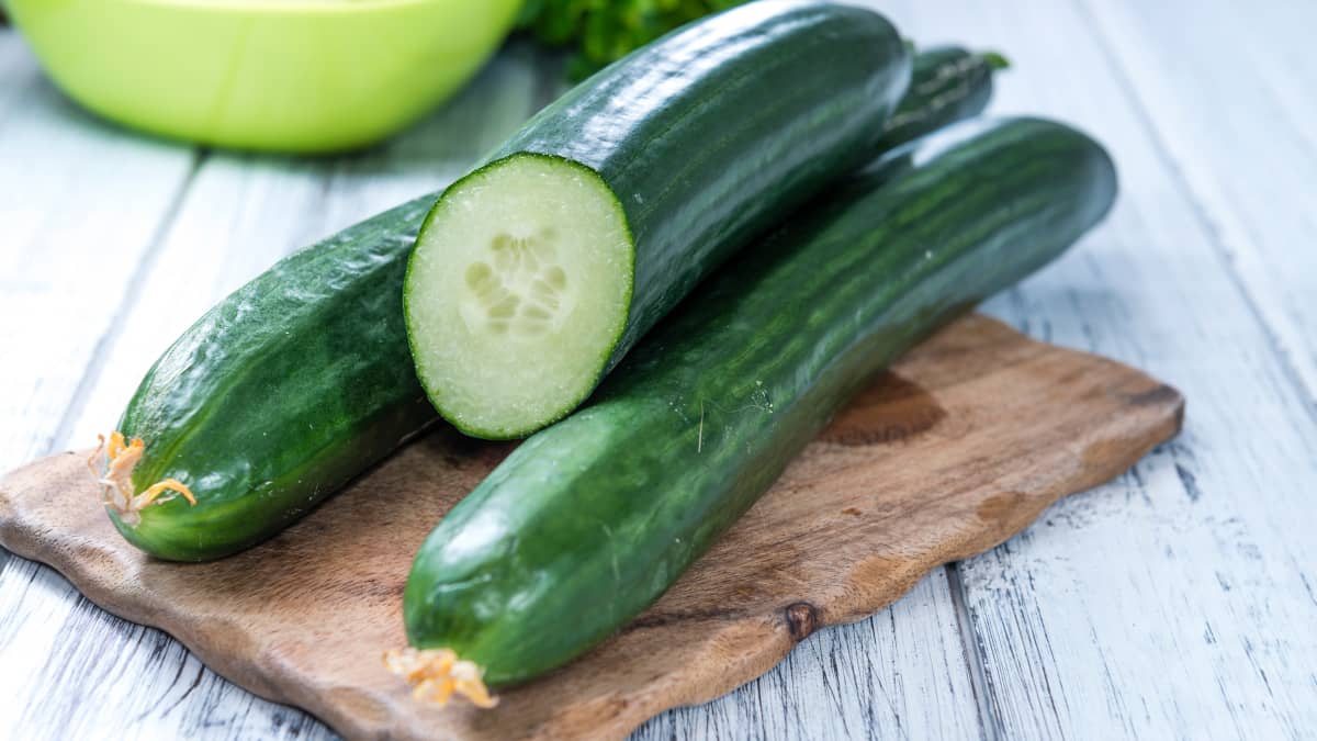 Concombres sur planche à découper