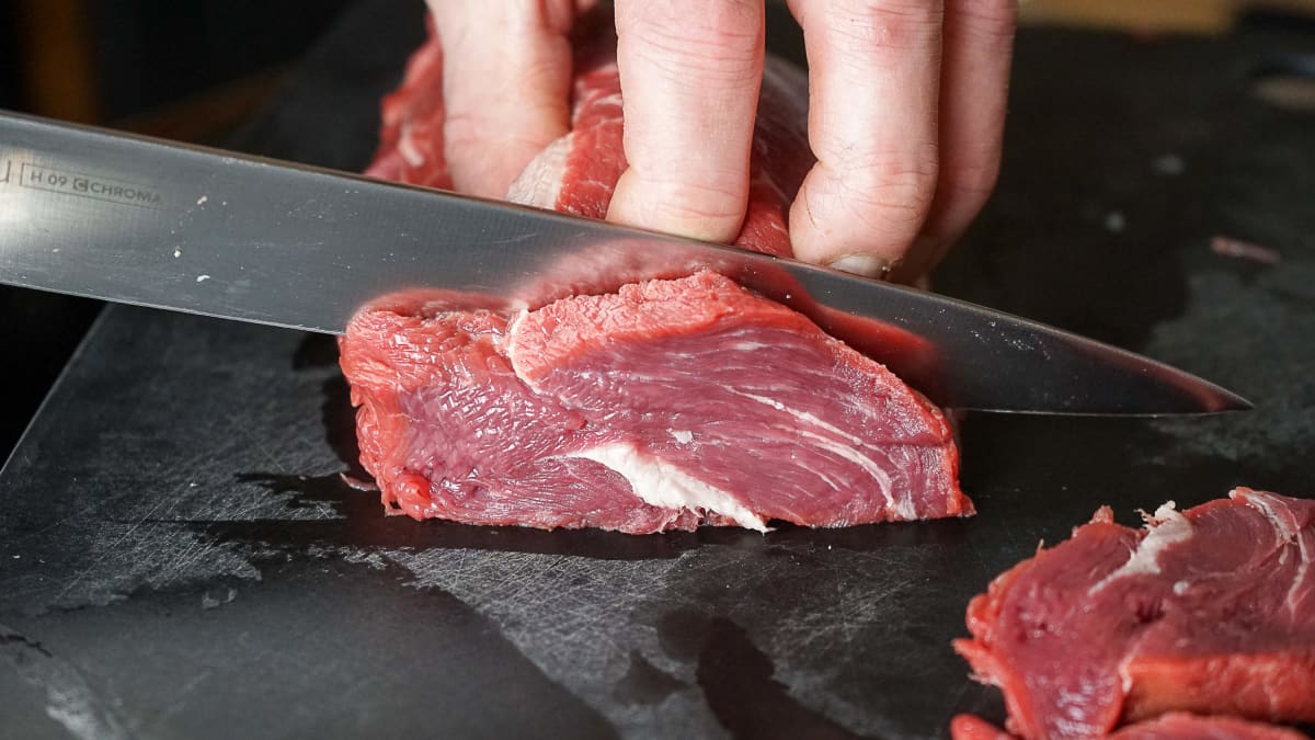 Découpe d'un morceau de boeuf