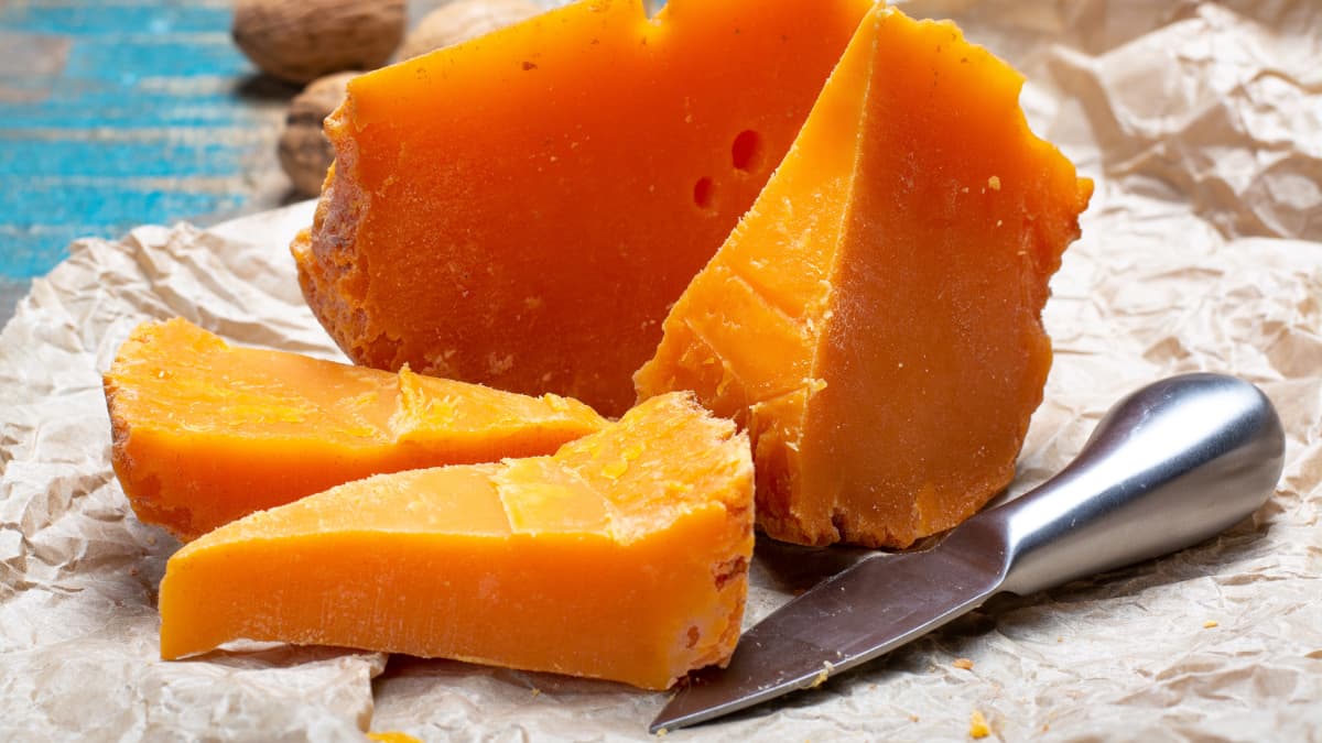 Morceaux de fromage mimolette bien dure et cassante