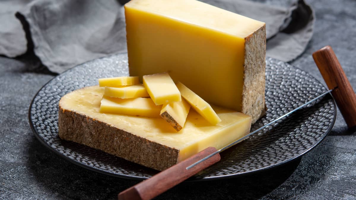 Morceaux de Comté dans une assiette