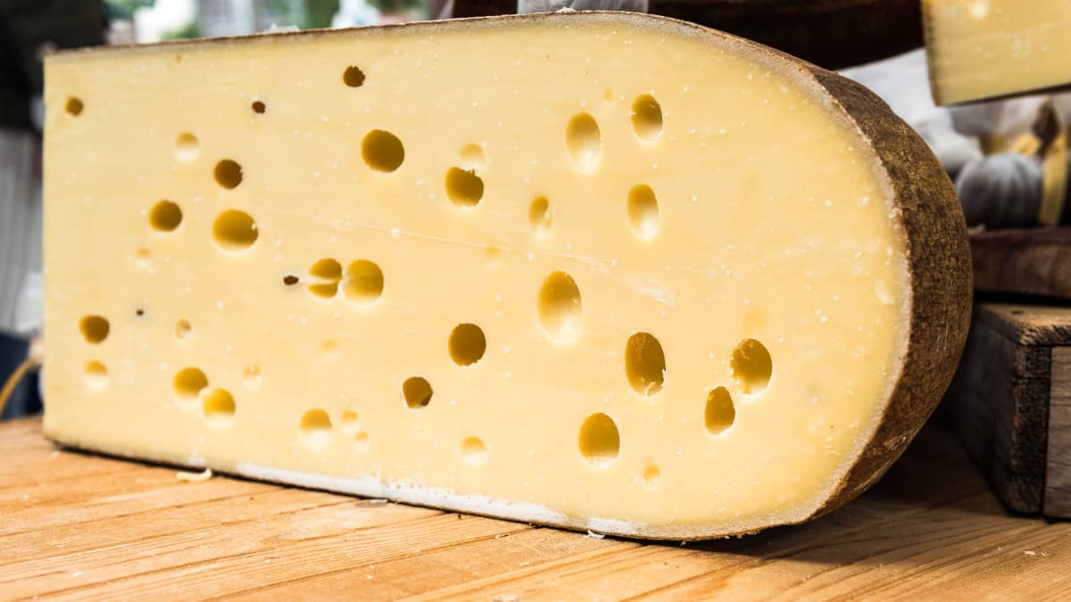 Morceau d'emmental sur l'étal d'un marché