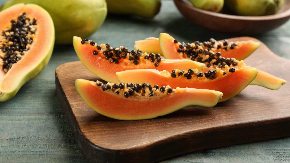 Tranches de papaye sur table en bois