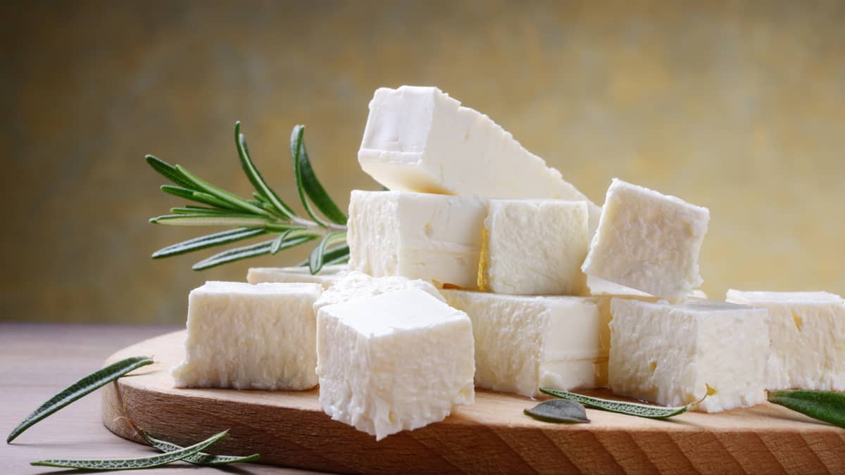 Cubes de feta et romarin sur planche de bois