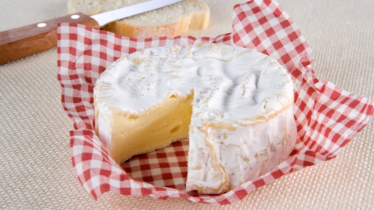 Camembert entamé sur papier vichy rouge