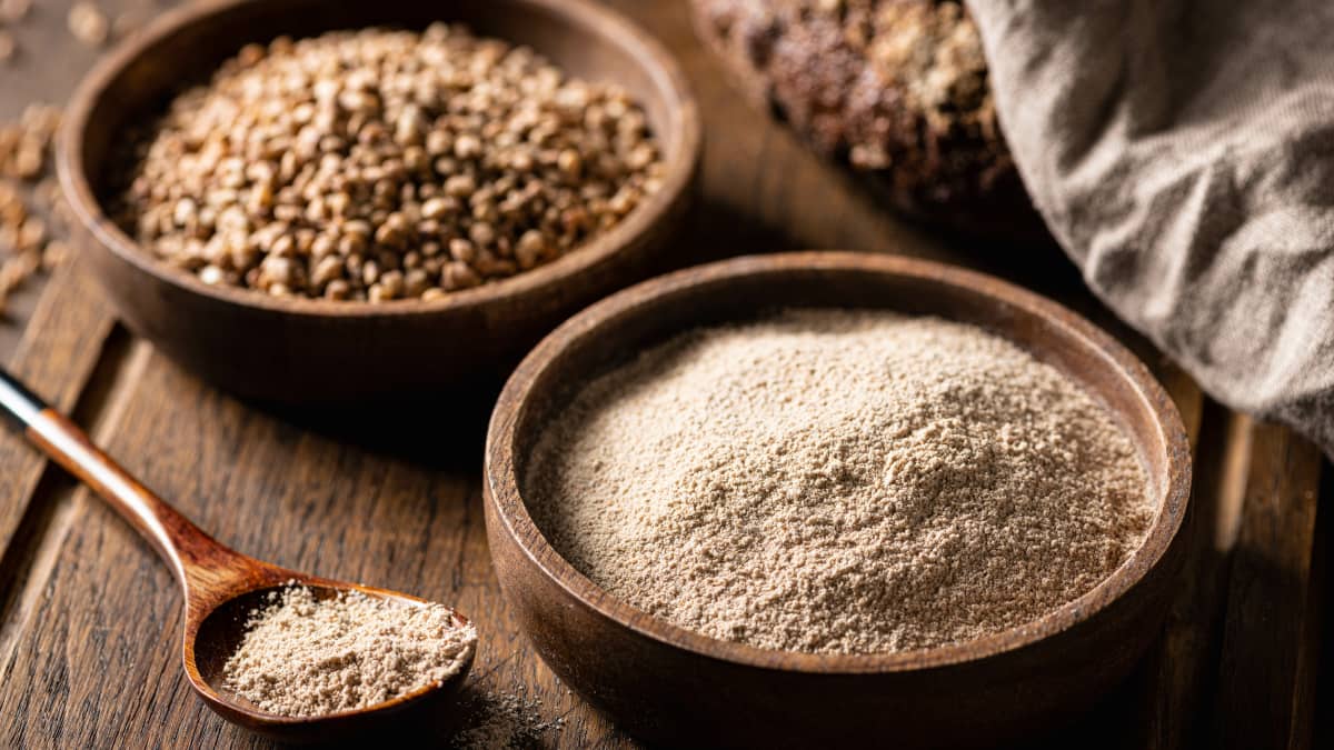 Bols de sarrasin et de farine de sarrasin