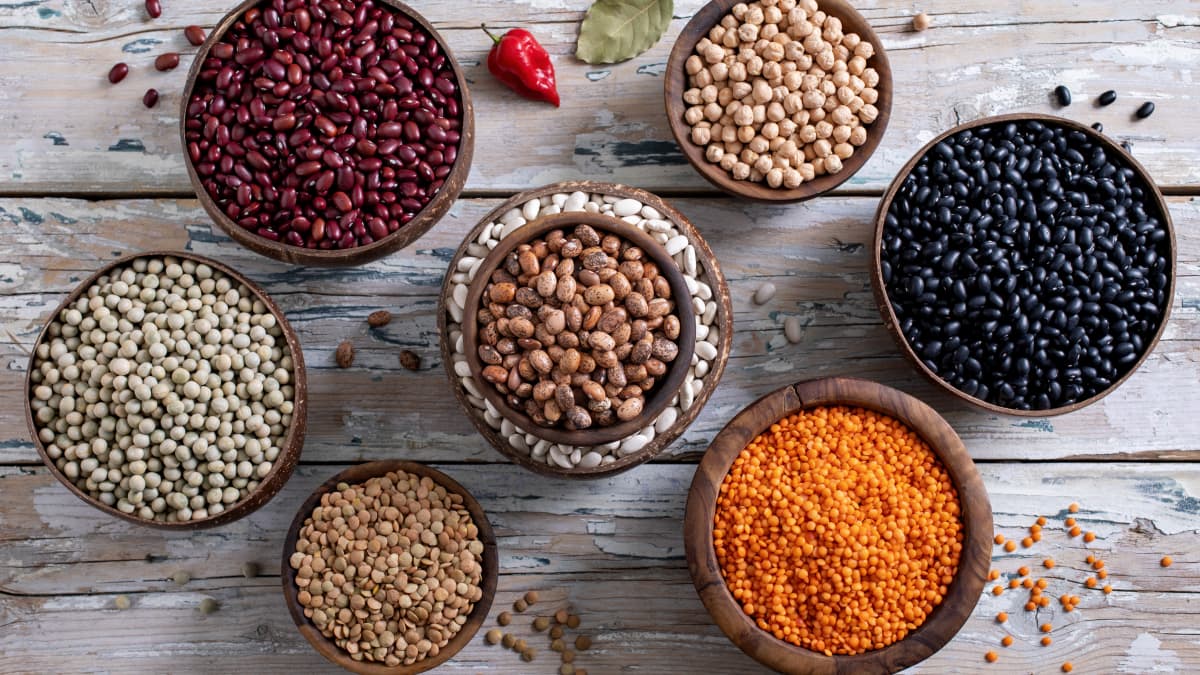 Légumes secs variés dans des bols