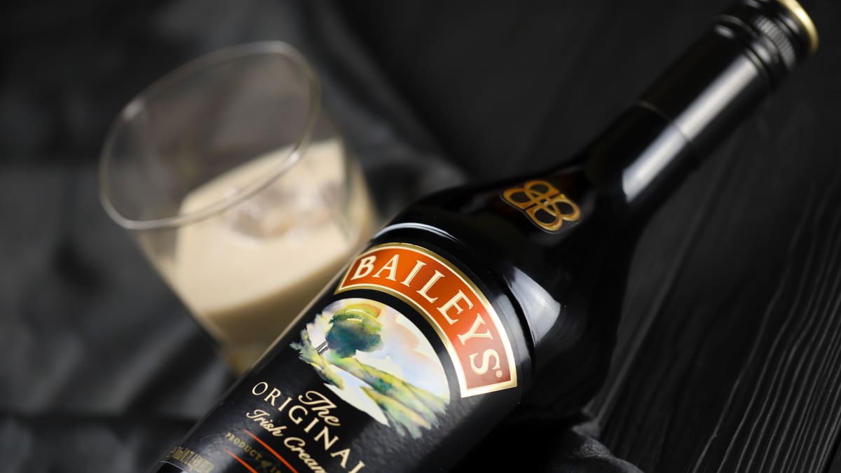 Bouteille et verre de Baileys