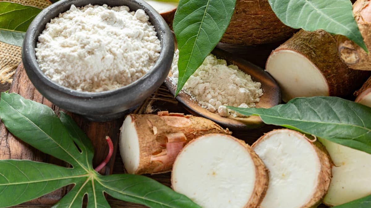 Racine, feuille et farine de manioc.