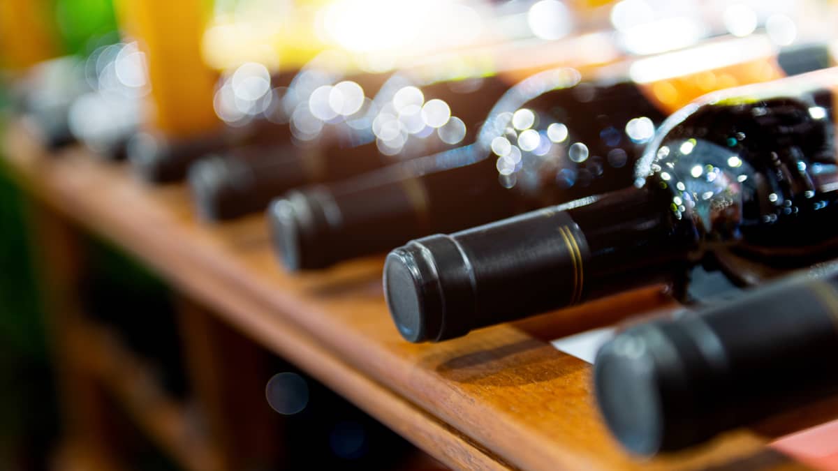 Bouteilles sur des rayonnages