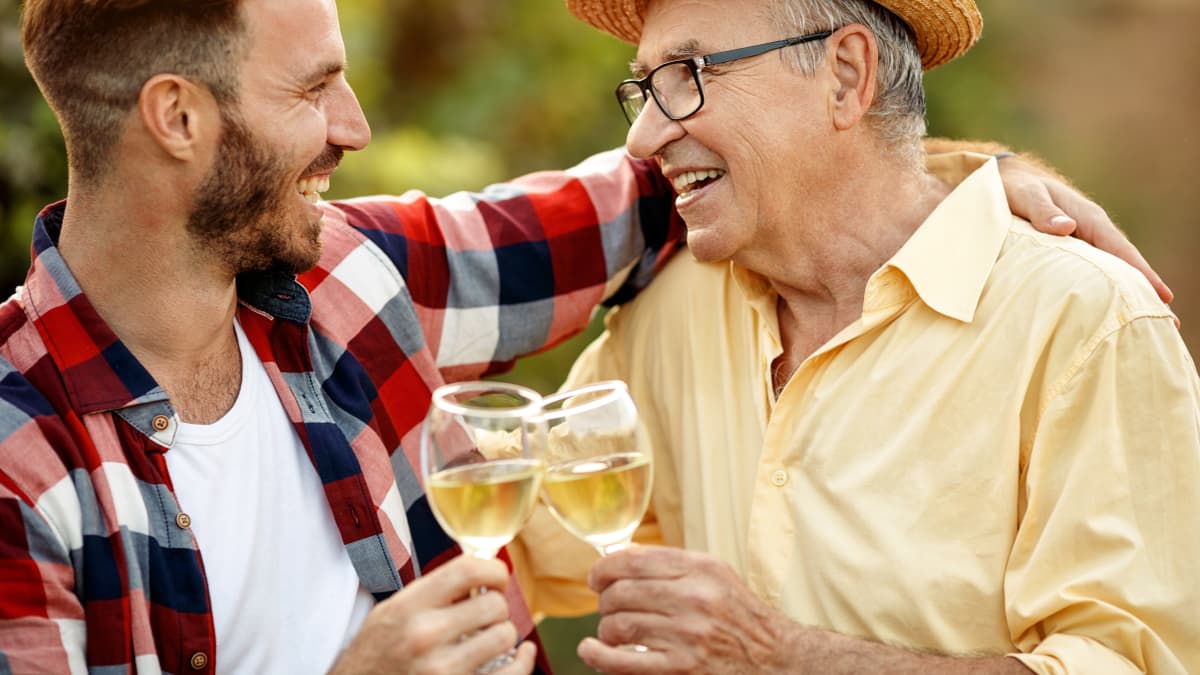 Père, fils et verre de vin blanc