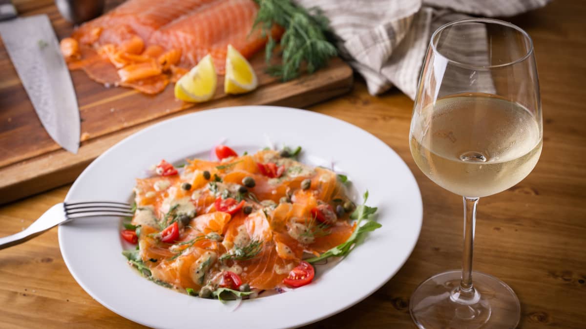 Salade de saumon fumé et verre de vin blanc