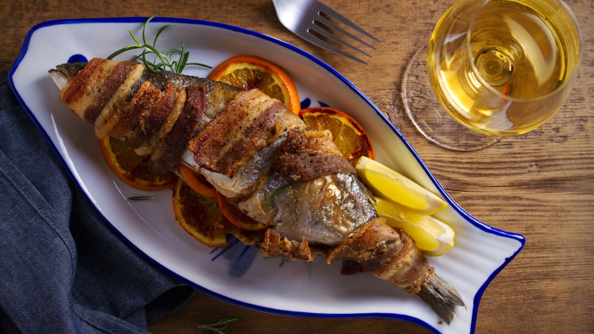 Poisson grillé, bacon, oranges et romarin, et verre de vin blanc