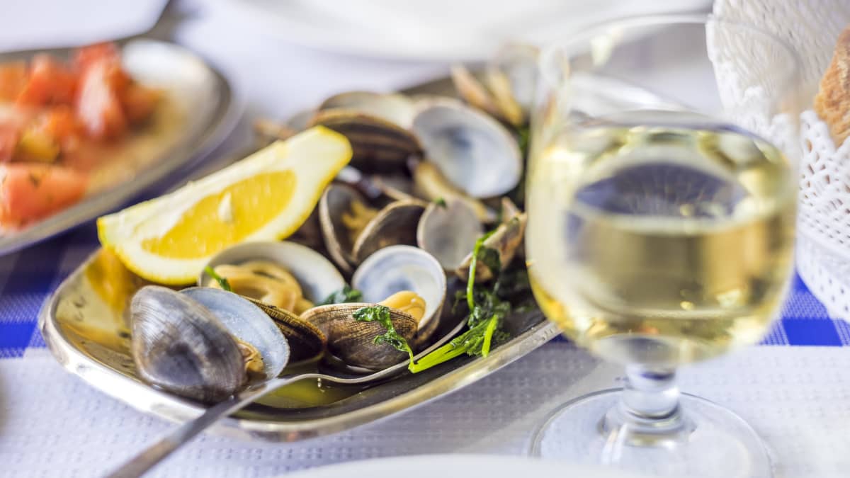 Assiette de palourdes servies avec du vin blanc