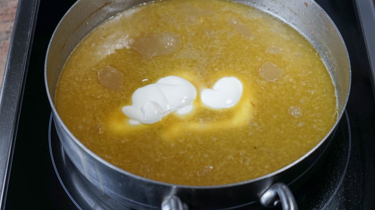 Sauce et crème dans une sauteuse