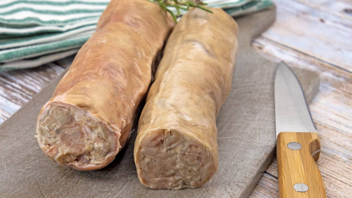 Andouillettes sur planche de bois