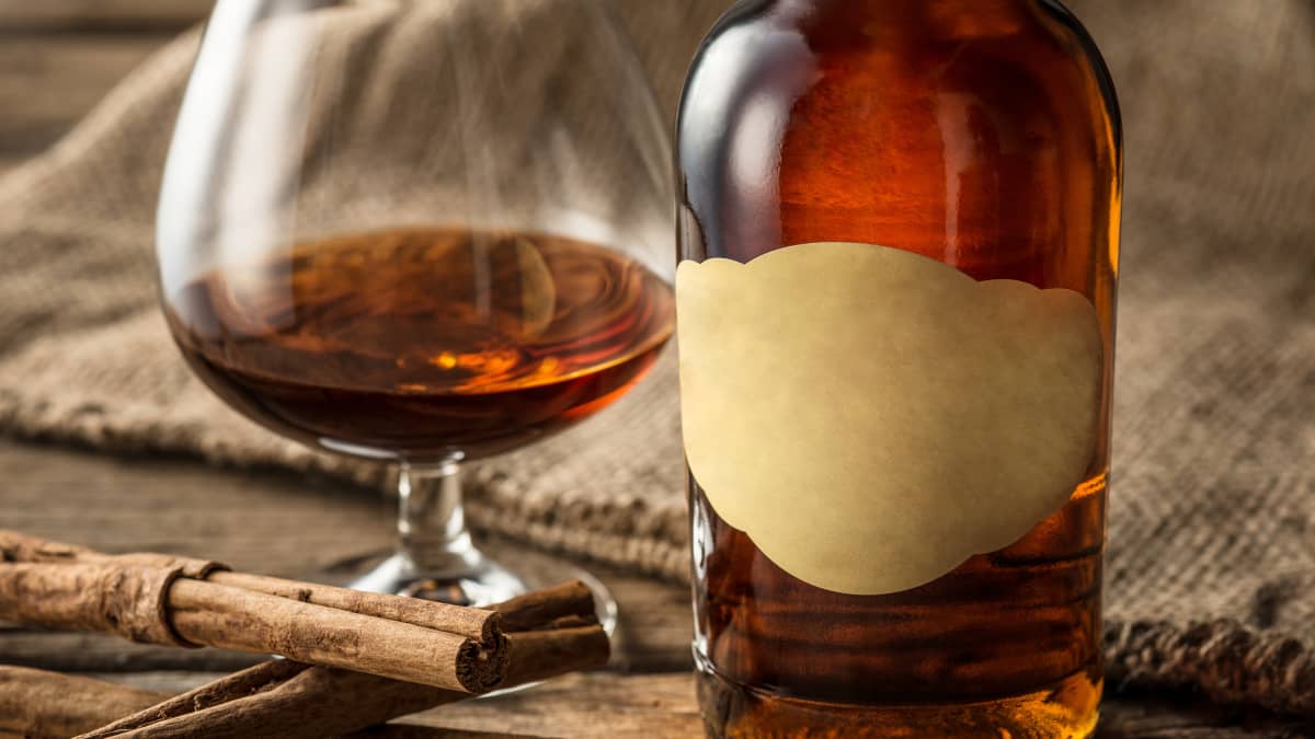 Verre et bouteille de rhum