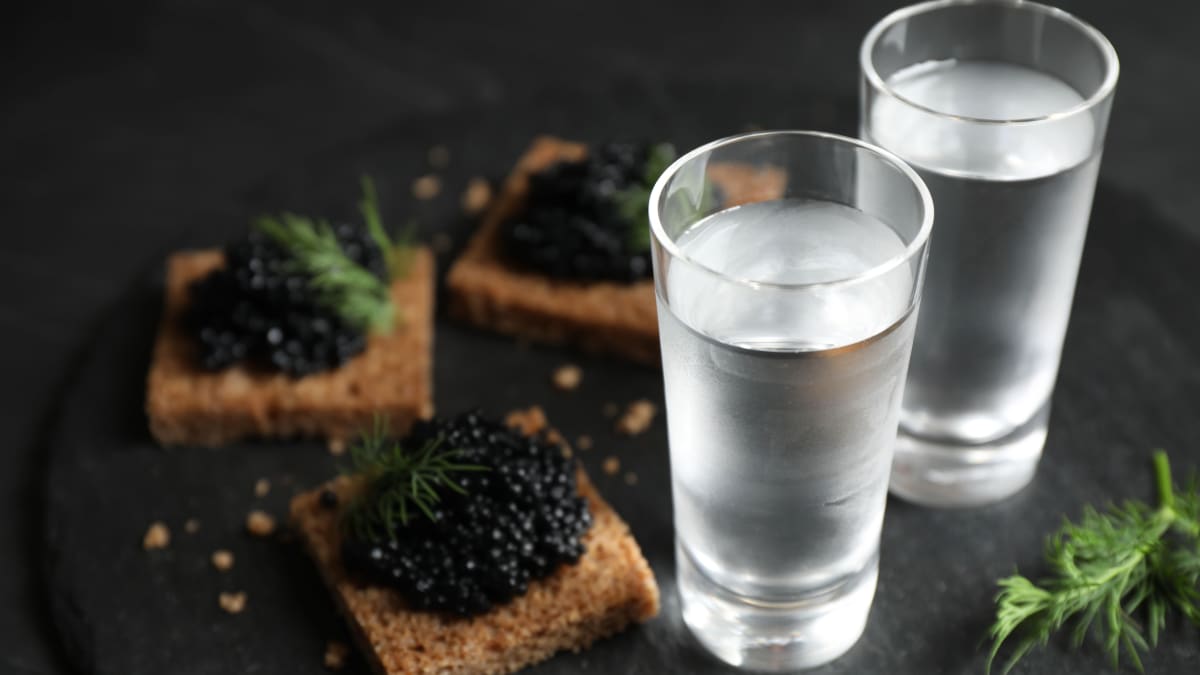 Verres de vodka glacée et caviar noir