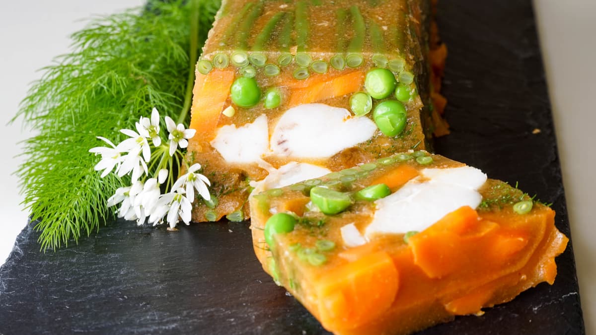 Terrine de joues de lotte en gelée et légumes.