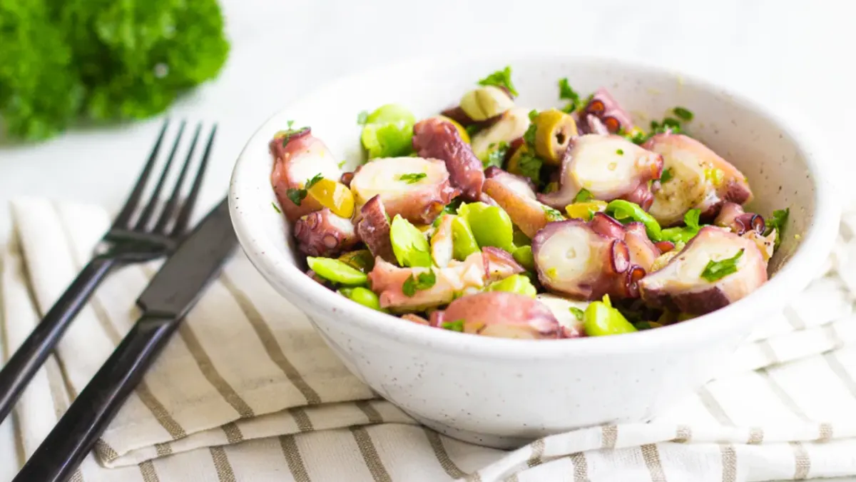 Salade de poulpe aux olives et fèves