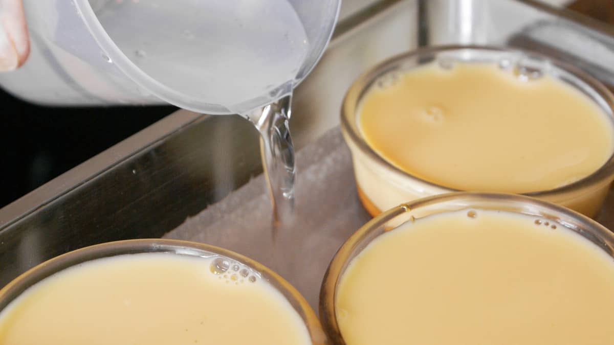 Ramequins de crème dans un bain marie