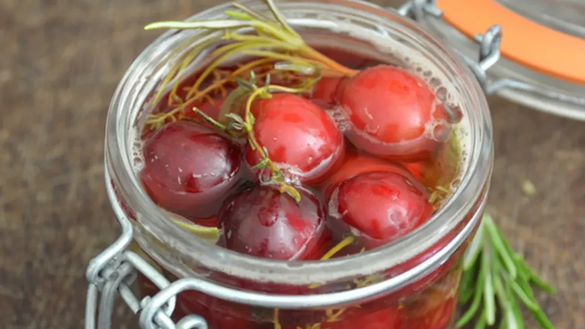 Bocal de pickles de cerises