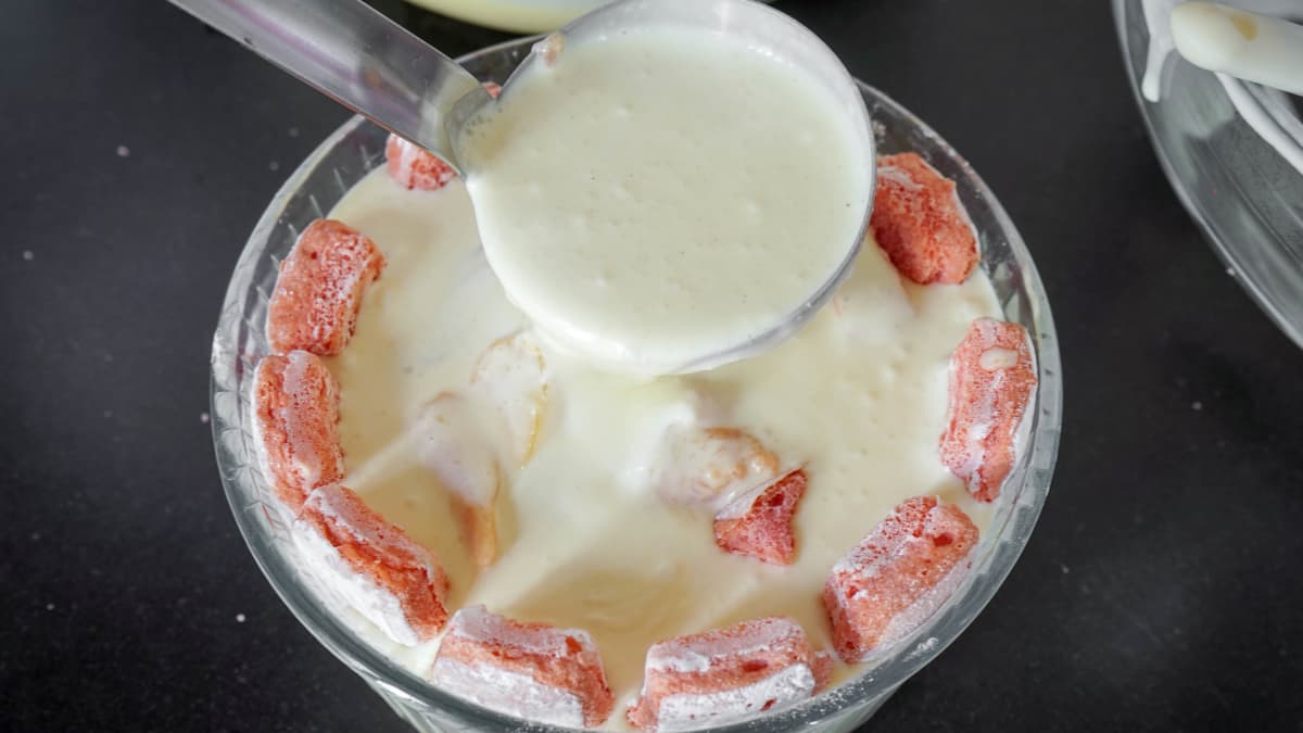 Crème bavaroise versée à la louche dans une charlotte