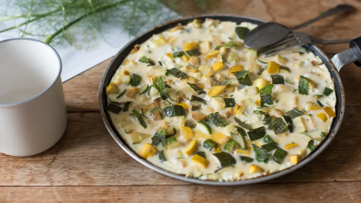 Omelette aux courgettes et à la menthe