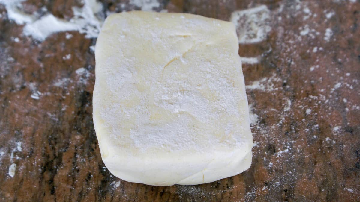 Bloc de beurre manié sur marbre