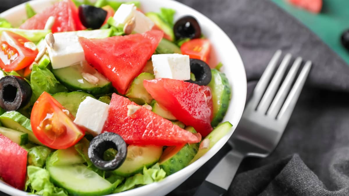 Bol avec une salade de pastèque sur une table