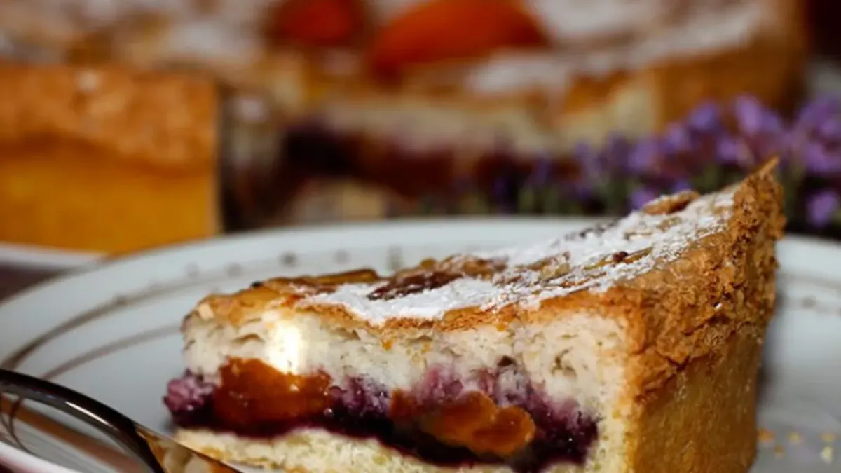 Tarte abricotine, cassis et amandes