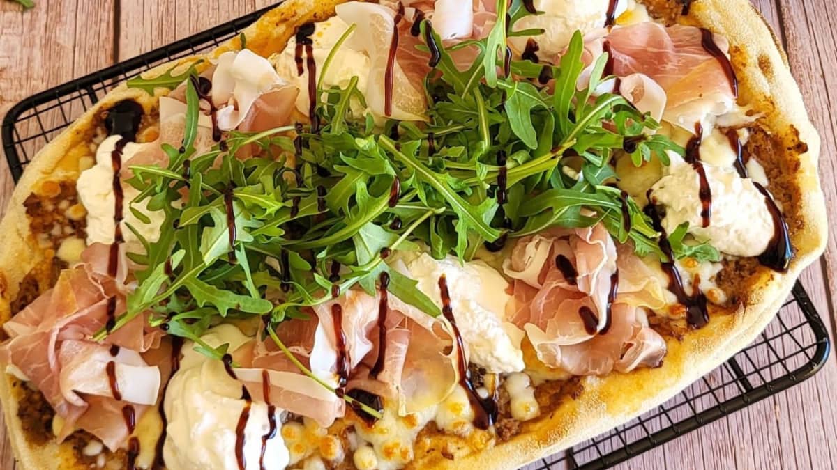 Pinsa au pesto d’aubergine et jambon