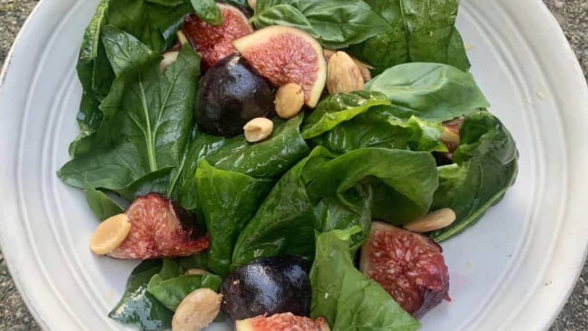 Salade de figues et épinards frais amandes et basilic