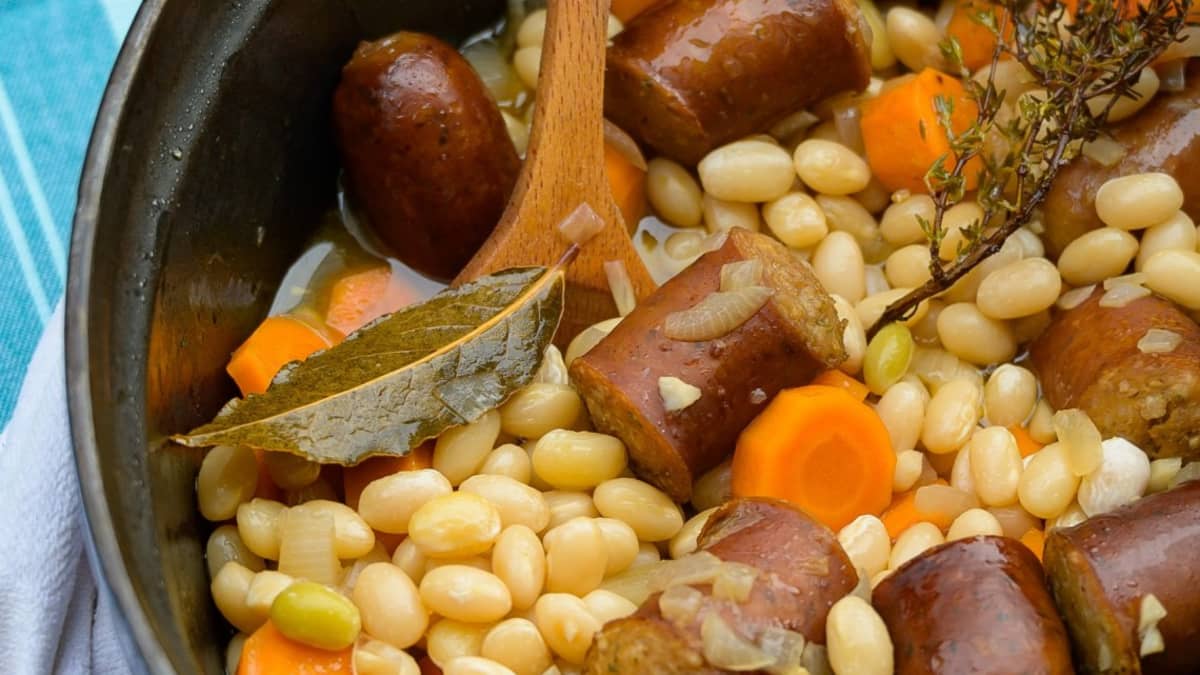 Coco de Paimpol au cidre et saucisses de Molène