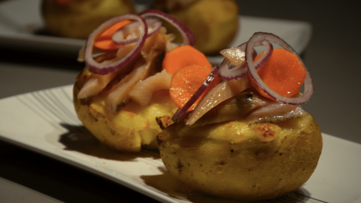 2 belles assiettes de pommes de terre farcies au hareng fumé