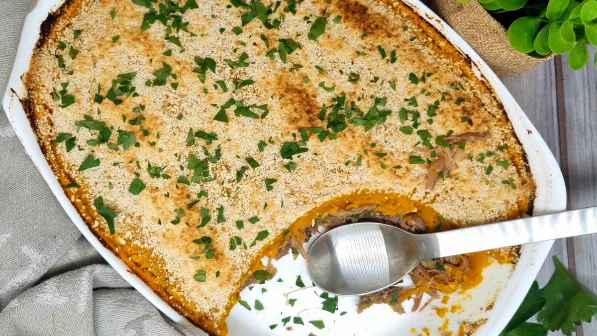 Hachis parmentier au confit de canard et potimarron dans un plat blanc