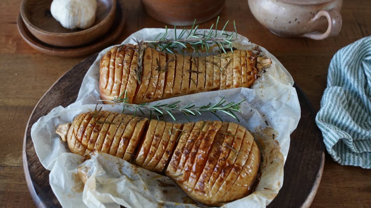 Butternut rôtie façon Hasselback posée sur une table