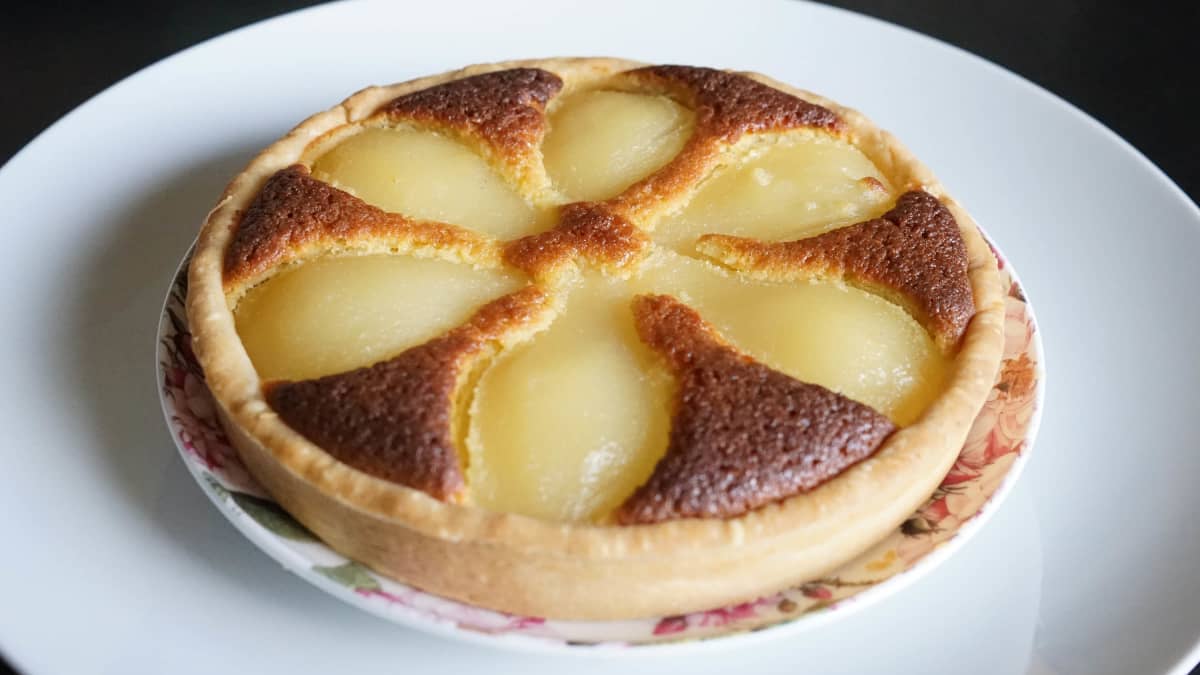 Tarte Bourdaloue sur assiette blanche.